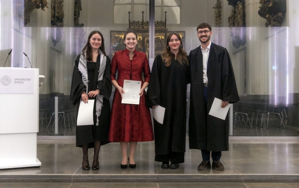 Graduates with their certificate. Photo: Swen Reichhold.